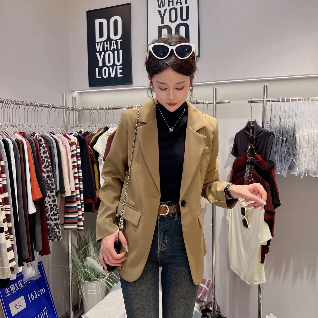 【2025春季系列】休闲时尚后开叉西服 23D909