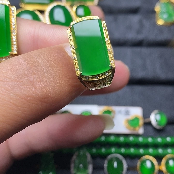 黄***进翡翠18K金镶嵌戒指