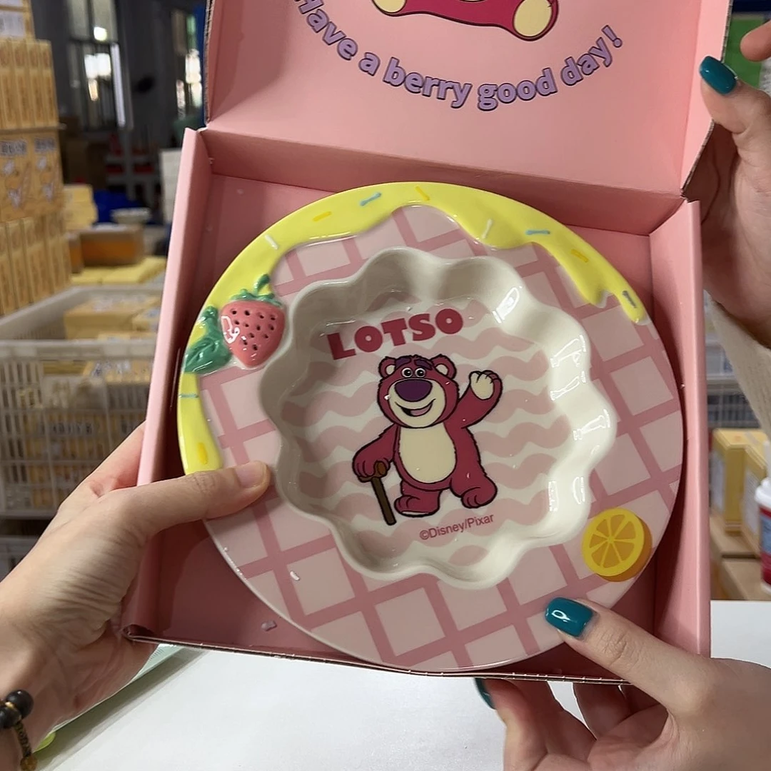 瓷草莓熊花边盘陶瓷