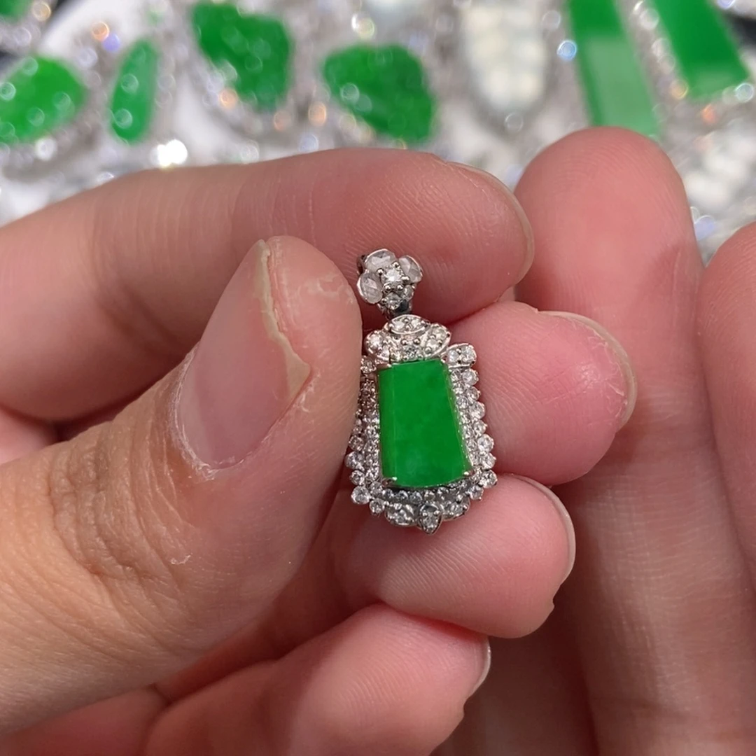 翡翠18K金镶嵌颈饰天然缅甸A货翡翠