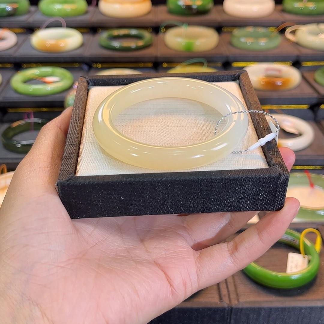 和田玉未镶嵌手镯细料糖白