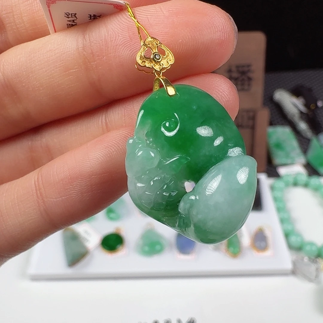 翡翠18K金镶嵌颈饰