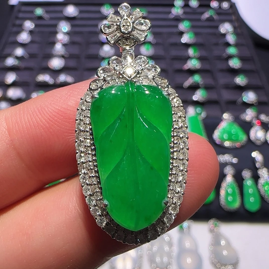 翡翠18K金镶嵌颈饰吊坠