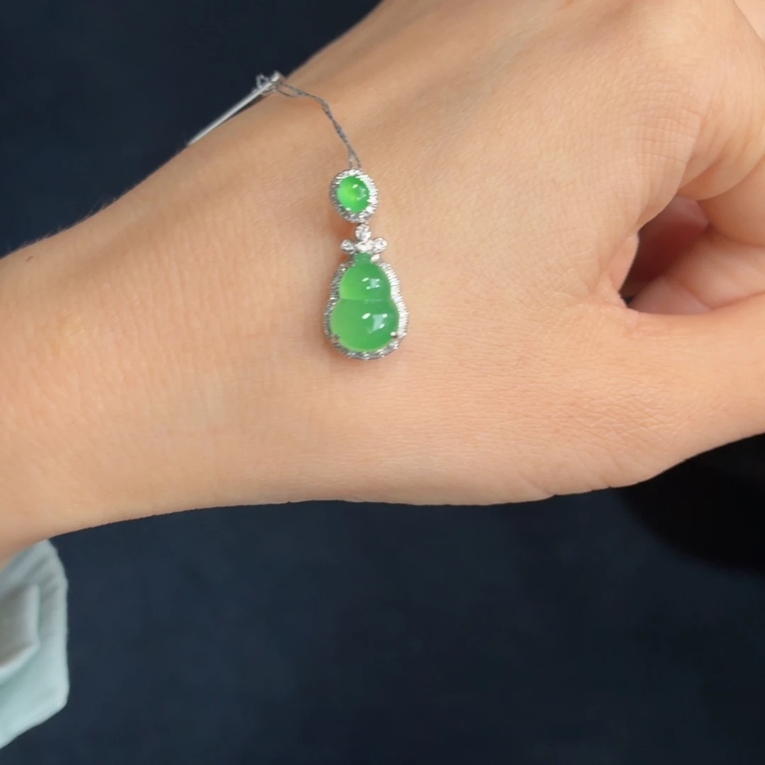 颈饰18K金镶嵌翡翠