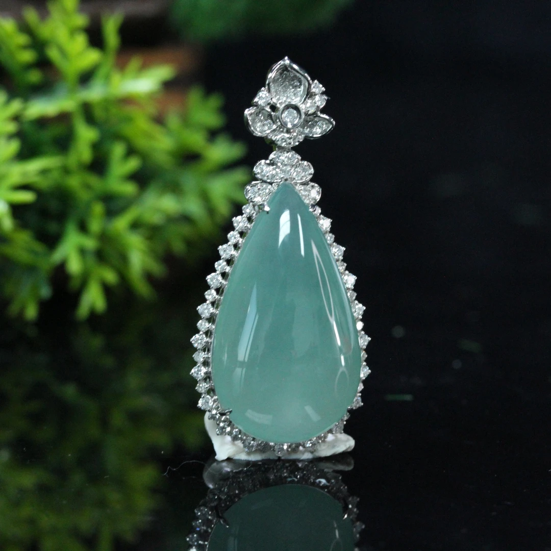 天然缅甸翡翠A货18K白金镶至柔至坚水滴吊坠/01035140/拍卖