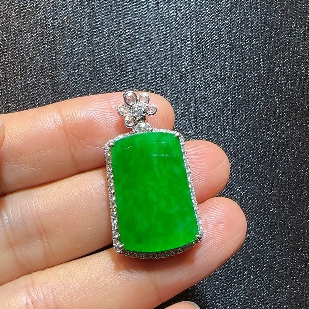 翡翠18K金镶嵌颈饰无事牌