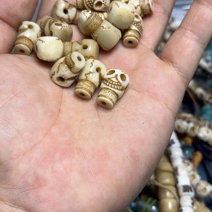 颈饰玻璃2645。牛骨三通一个