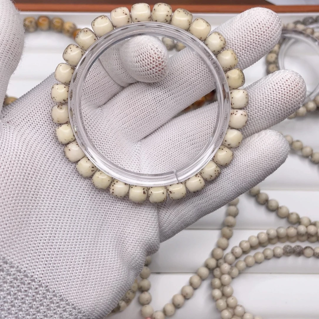 星月菩提手串糯冰石玉料浅绿背河豚8x7小细星