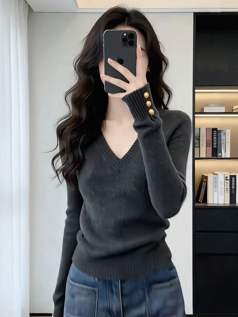 极简风灰色纽扣V领针织上衣秋冬新款韩系修身显瘦短款打底毛衣女