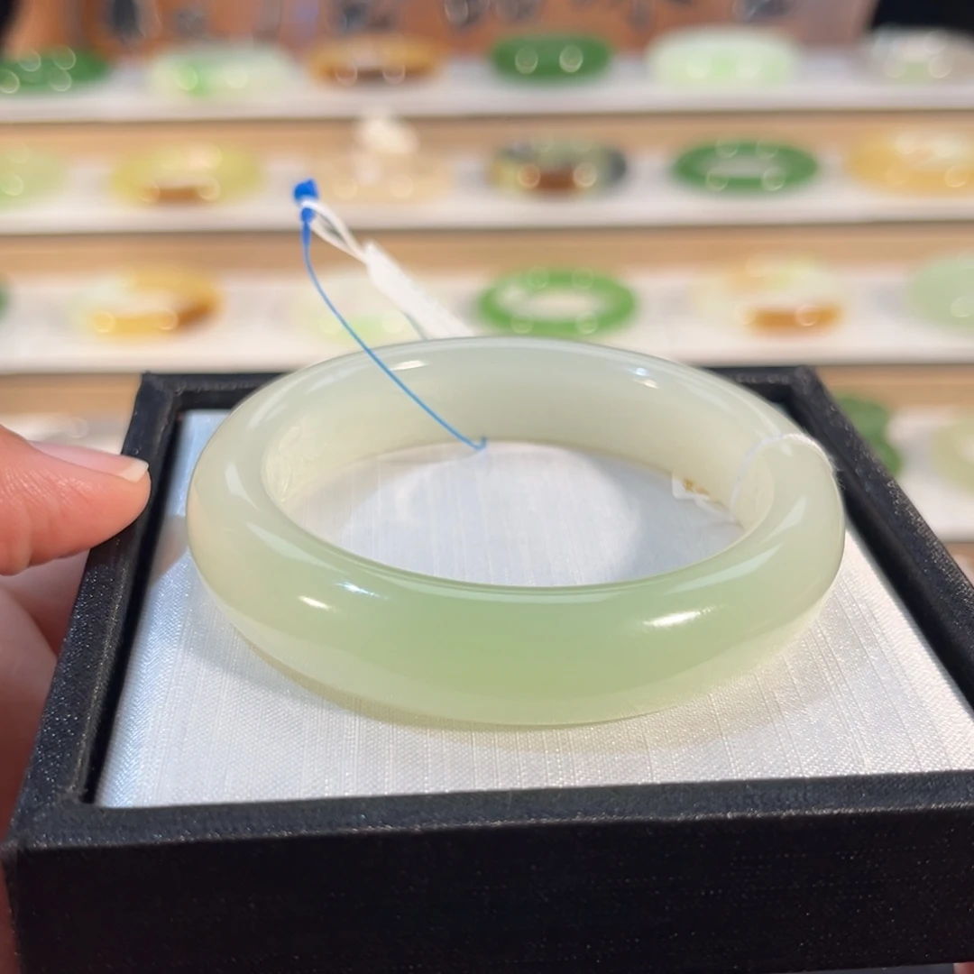 和田玉未镶嵌手镯白底翠青轮胎