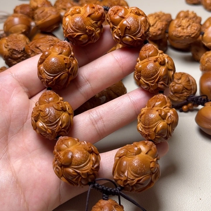 B***，手串橄榄核整身财神