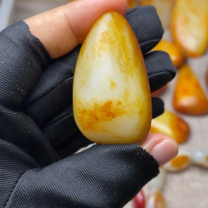 和田玉未镶嵌把件