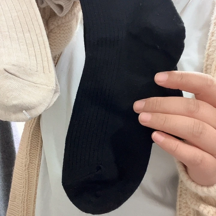 黑和咖色小腿袜。