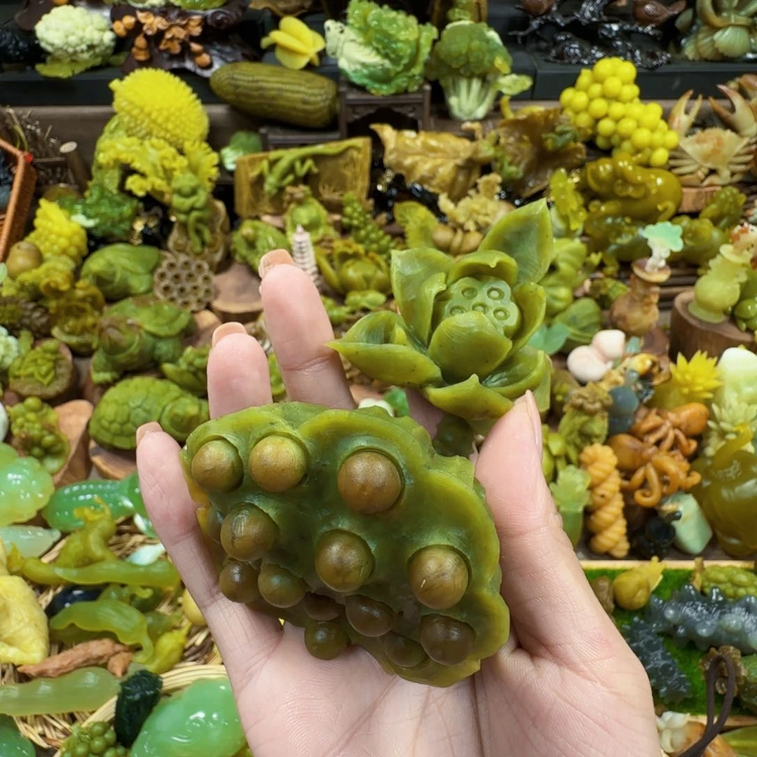 杨***杨蛇纹石玉未镶嵌摆件