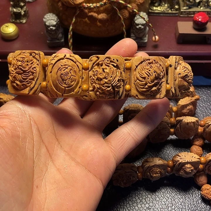 大桃核雕刻钟馗手牌