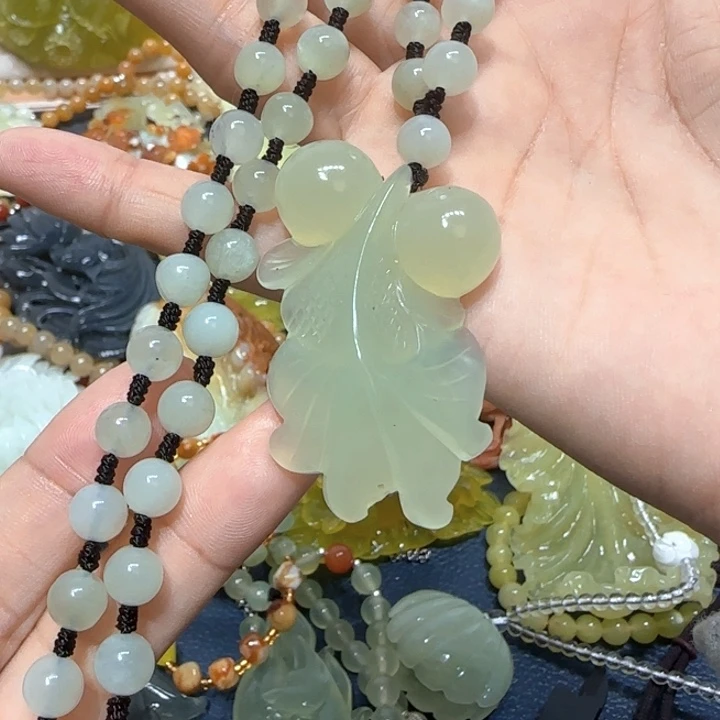 未镶嵌蛇纹石玉吊坠