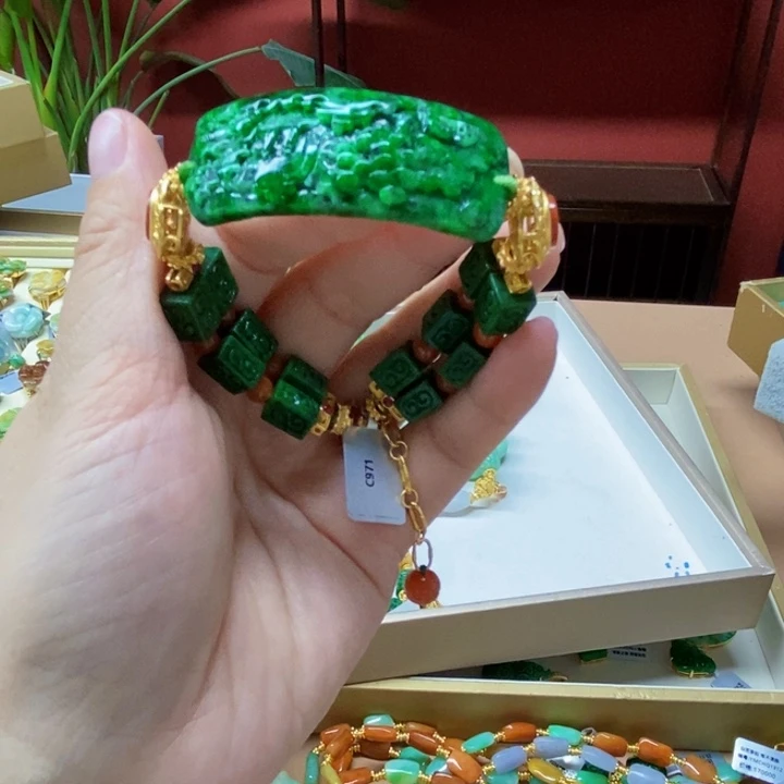 翡翠未镶嵌颈饰手牌