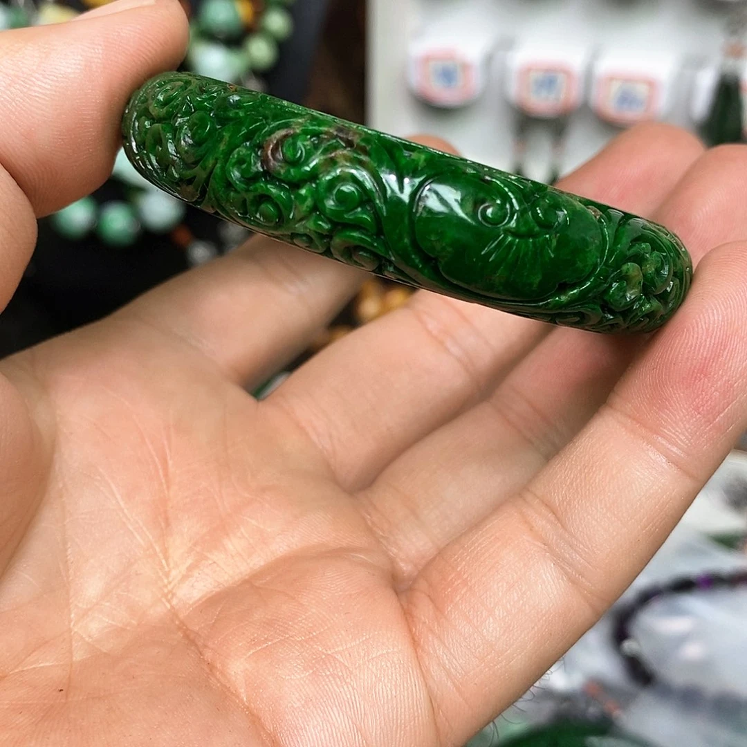 翡翠手镯未镶嵌旦漂亮美眉