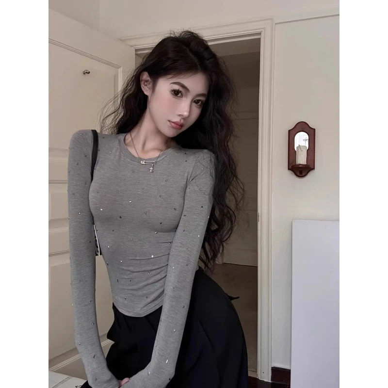 芯娇晴美式辣妹碎钻长袖t恤女2025秋季灰色正肩修身打底衫短上衣