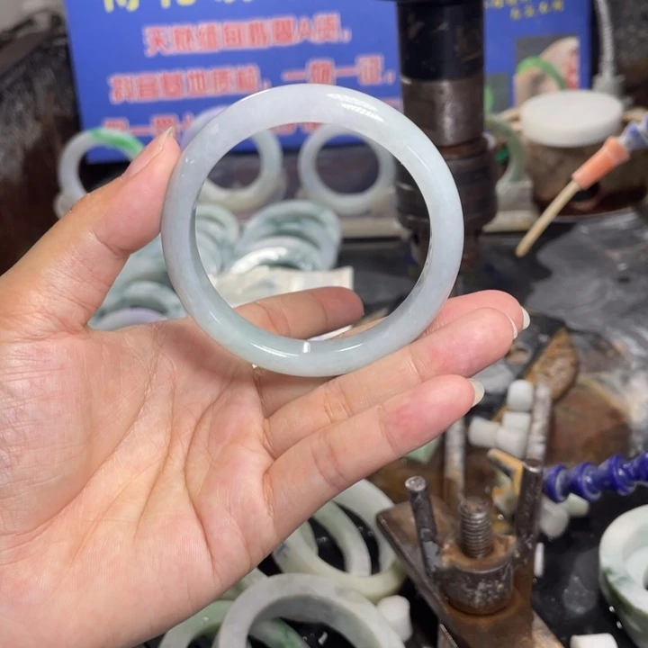 翡翠手镯未镶嵌多样性