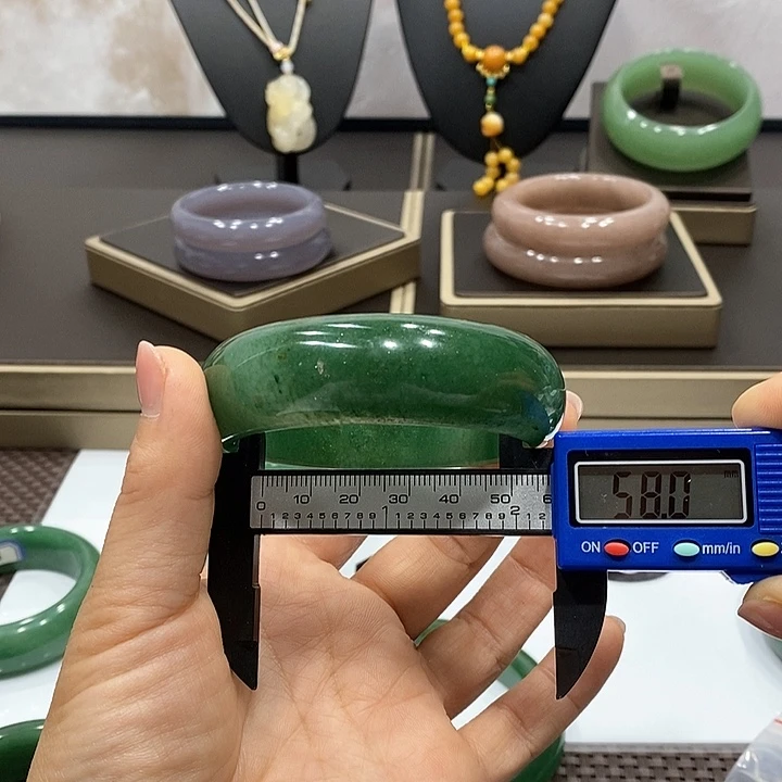 东陵石颈饰未镶嵌