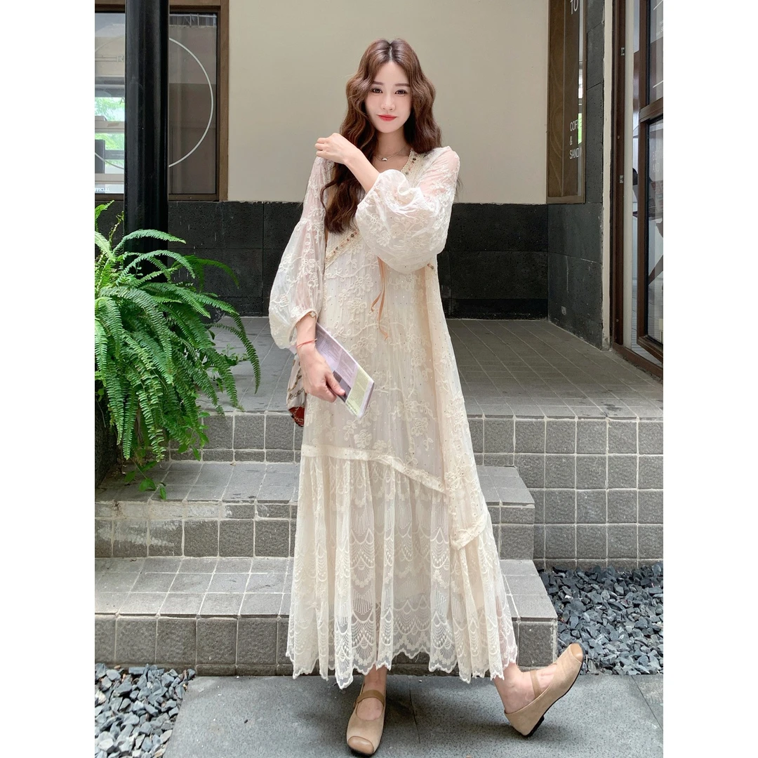 蕾丝绣花设计感连衣裙2025新款秋季日系文艺风好看高级感V领长裙