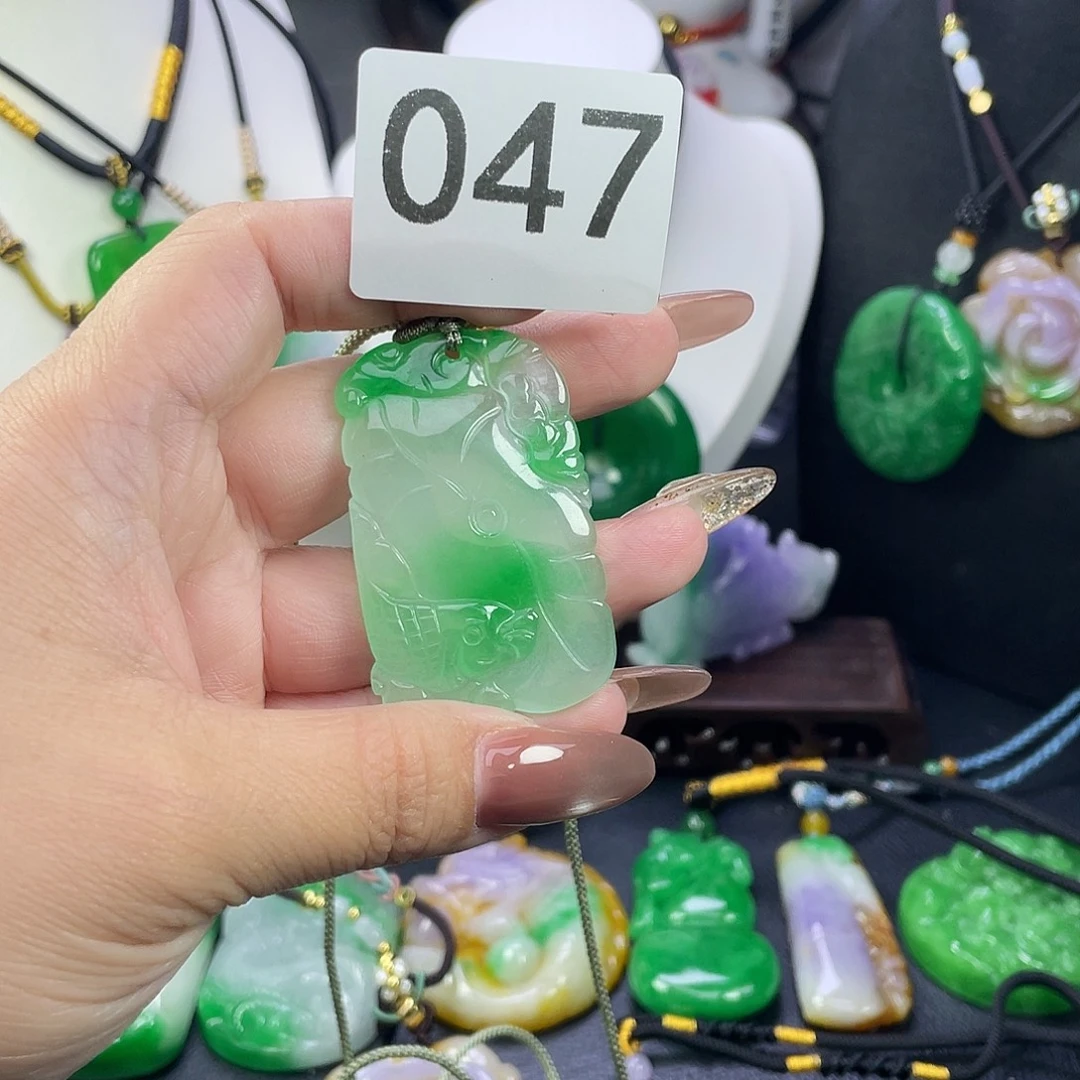 翡翠未镶嵌吊坠(赠链)