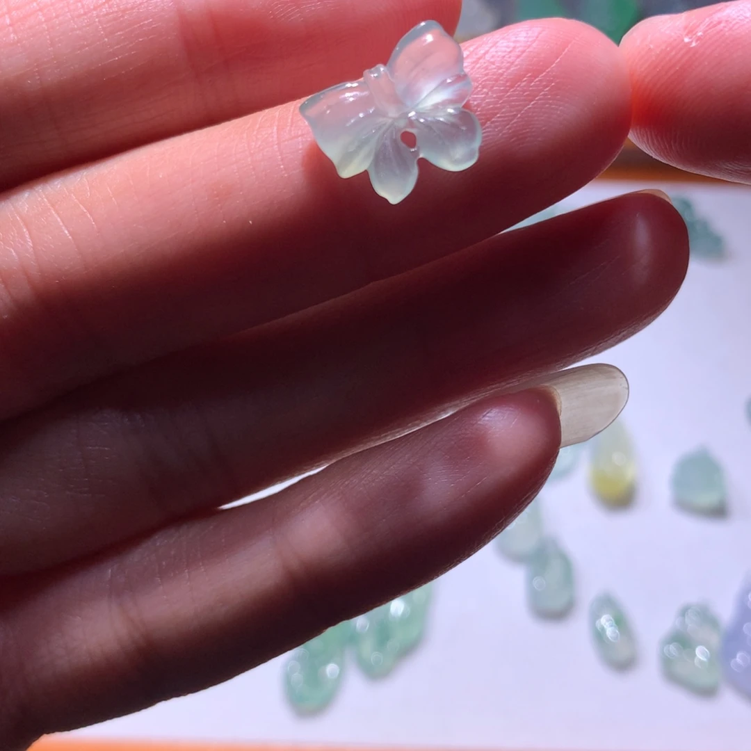 翡翠未镶嵌颈饰蝴蝶结