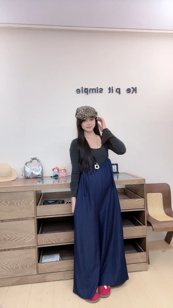 孕妇装2025春秋新款显瘦喇叭袖打底上衣搭配背带裤孕妇套装