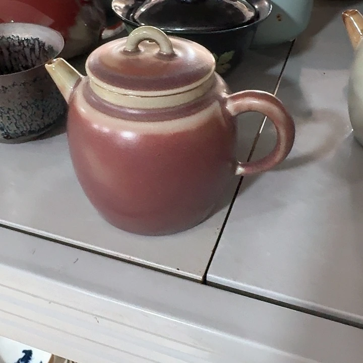 达***风微瑕壶一个，瓷。。主人