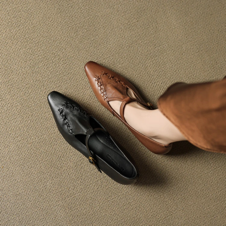 【跟高3.5CM】牛羊羊/方头一字带棕色粗跟内增高平底女单鞋