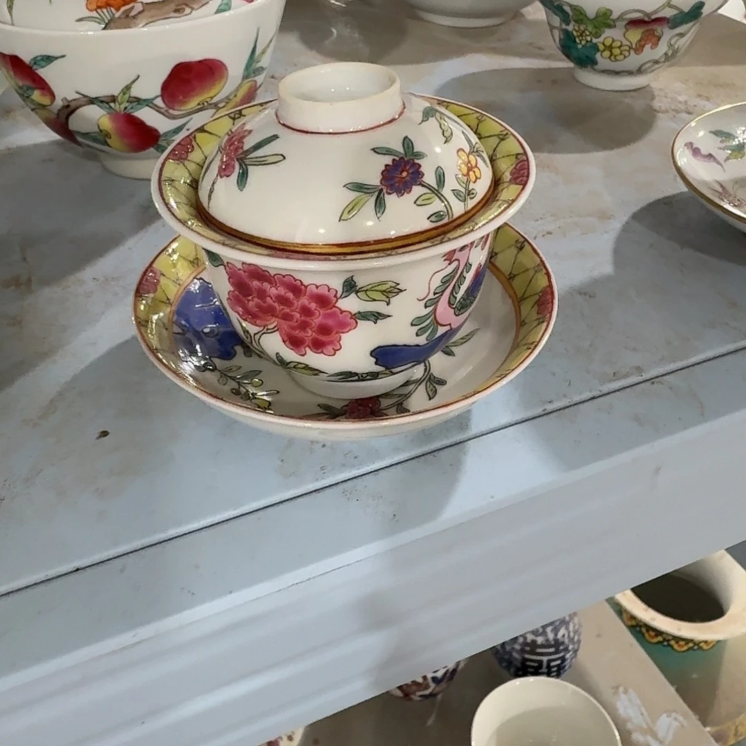 瓷片摆件等物品进行检查并及时