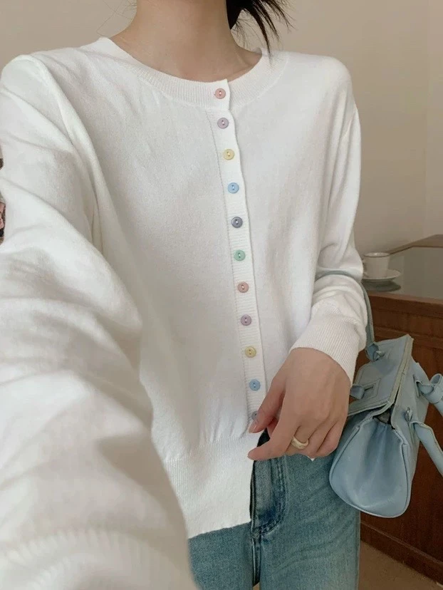 【欧加粒粒】2025春季温柔风彩扣减龄针织开衫质感圆领 T25021531