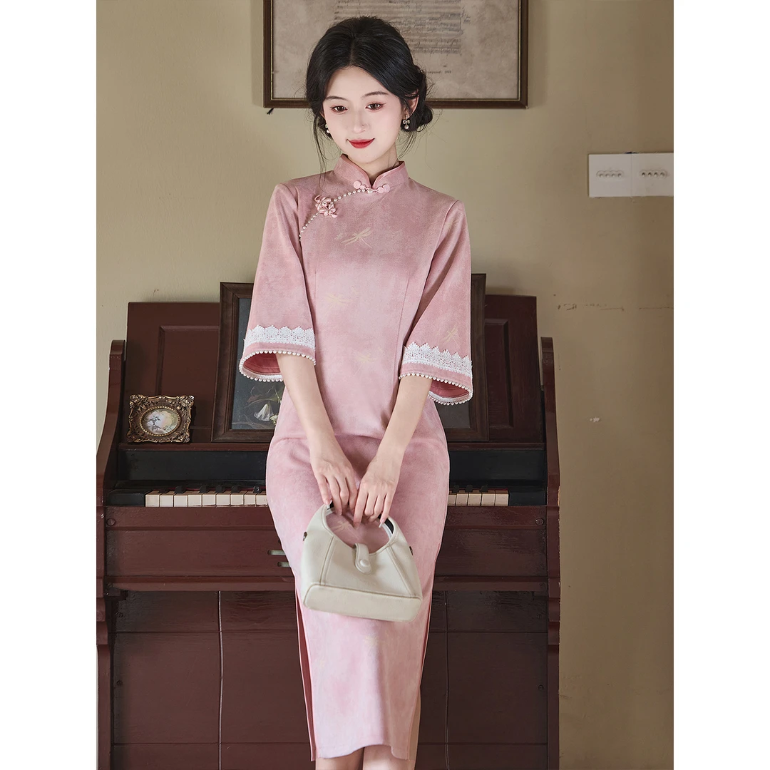 麂皮绒长袖旗袍女新中式2025新款粉色连衣裙秋冬复古气质高端绝美