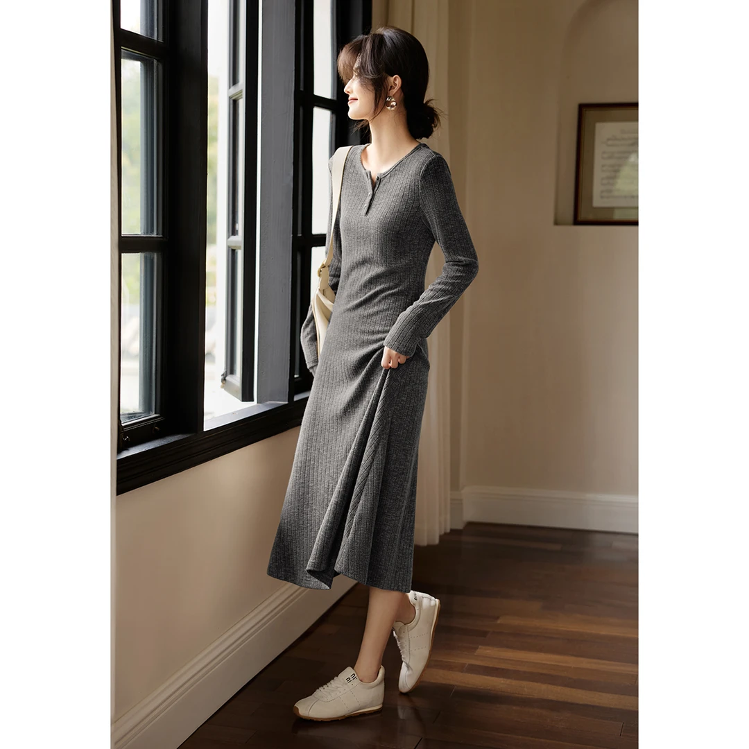 XWI/欣未简约优雅气质修身圆领连衣裙2025秋季显瘦针织女装连衣裙
