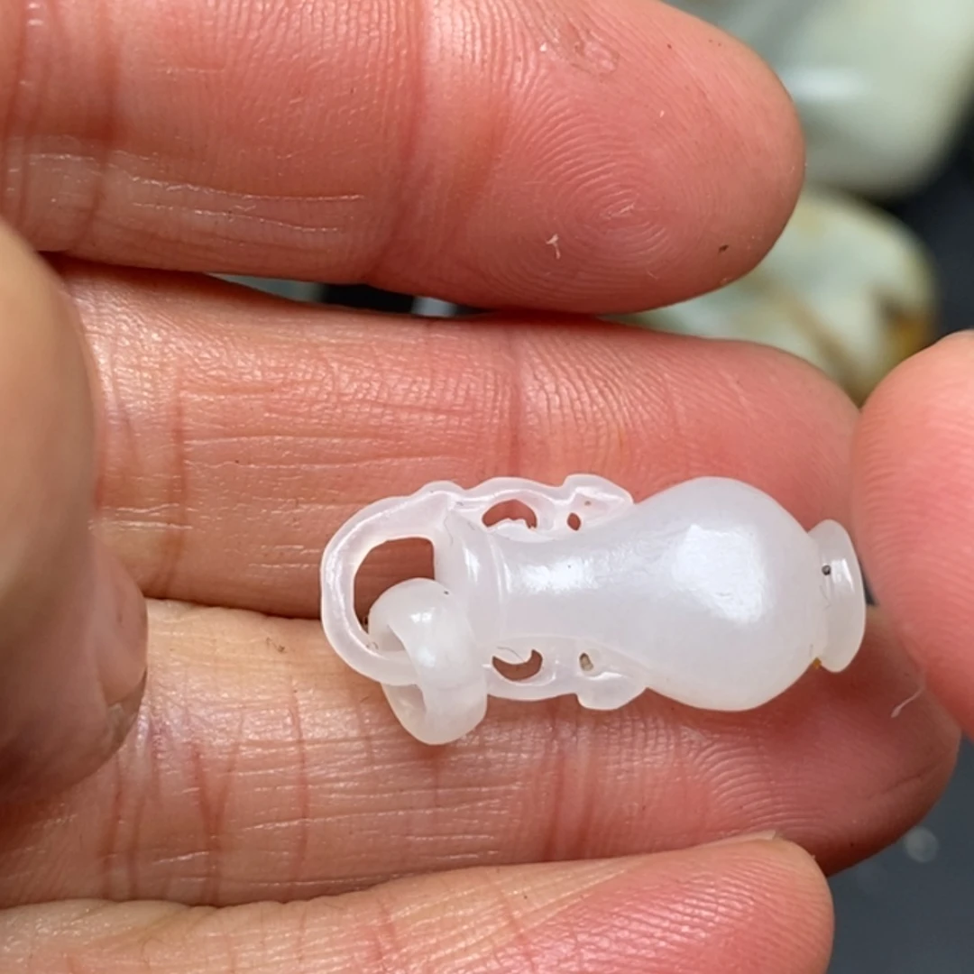 透闪石质玉挂件未镶嵌
