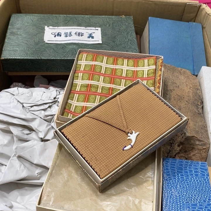 皮***姐中古品有微瑕，谨慎入手