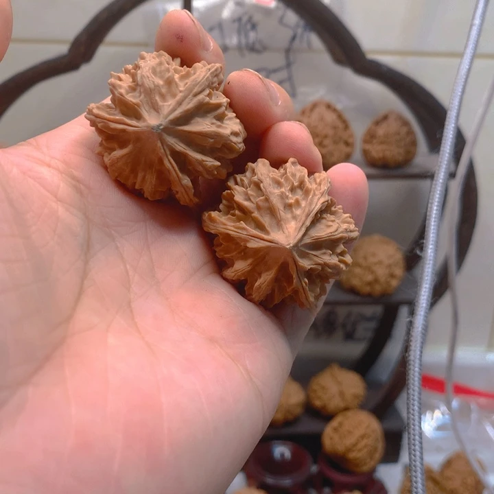 谷***爸吊坠文玩核桃正奔 一个有磕尖