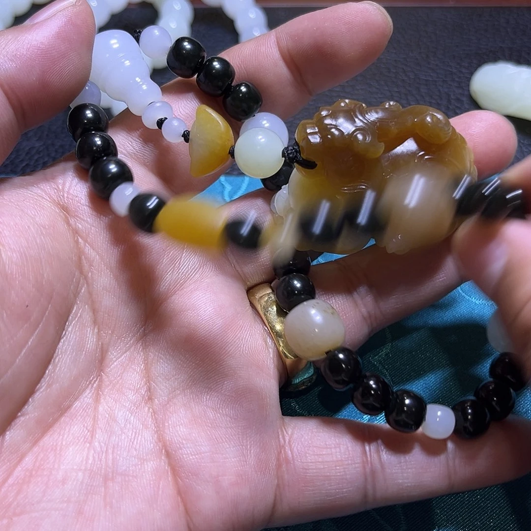 是***色和田玉未镶嵌手链