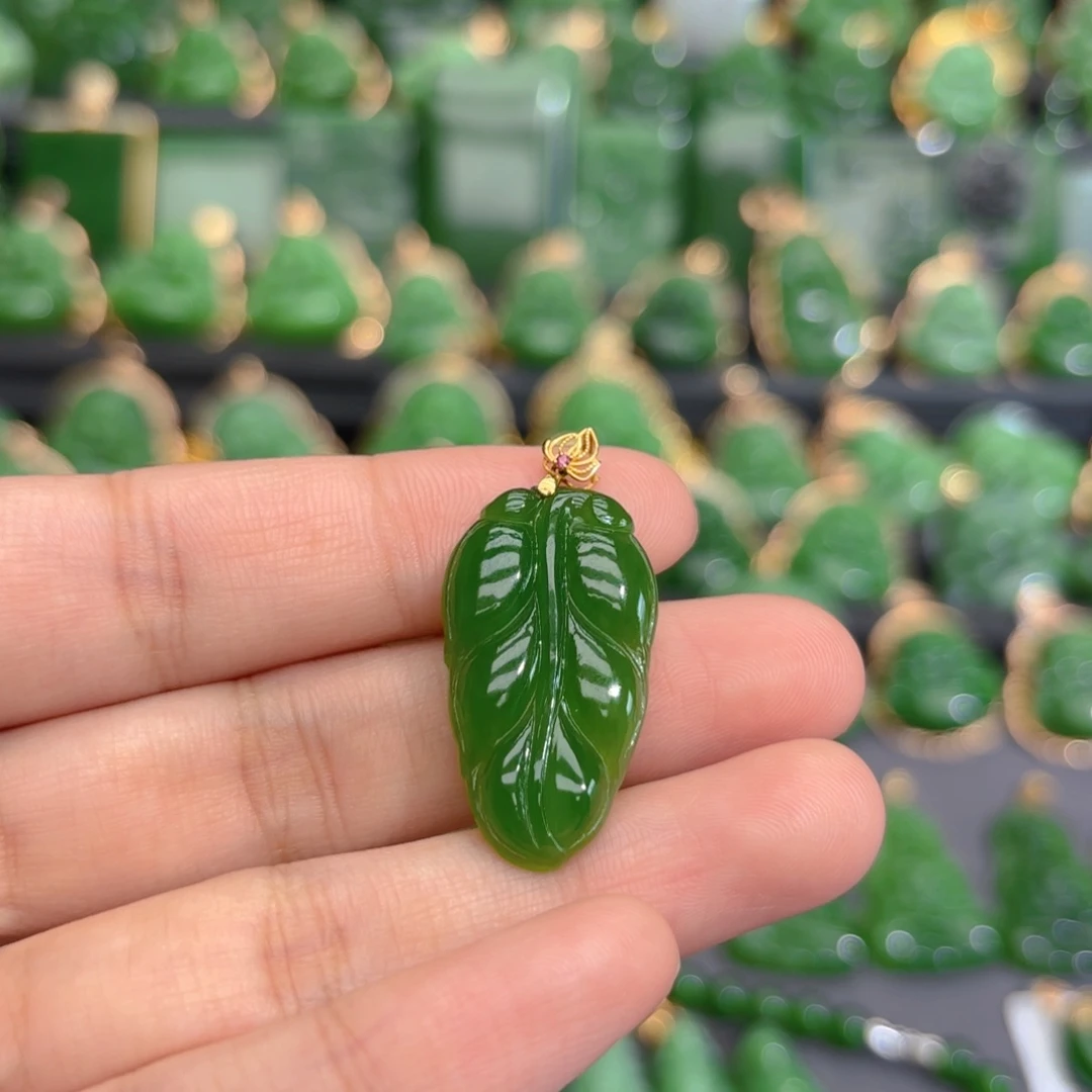 颈饰18K金镶嵌和田玉（碧玉）