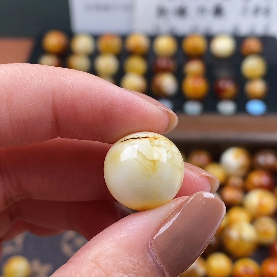 锤****琥珀未镶嵌裸石蜜蜡