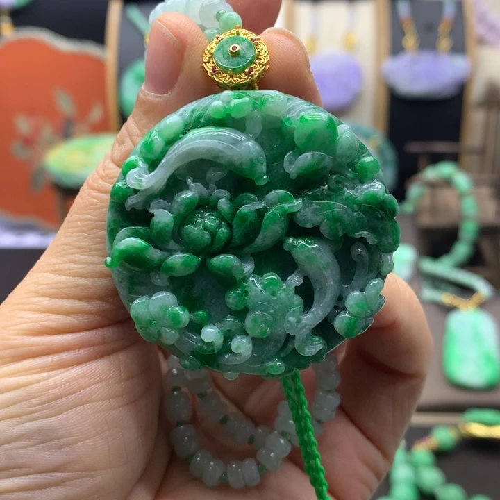 翡翠未镶嵌吊坠(赠链)