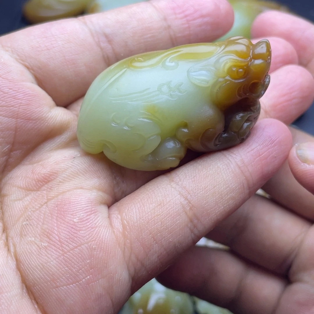 颈饰未镶嵌和田玉（糖玉）