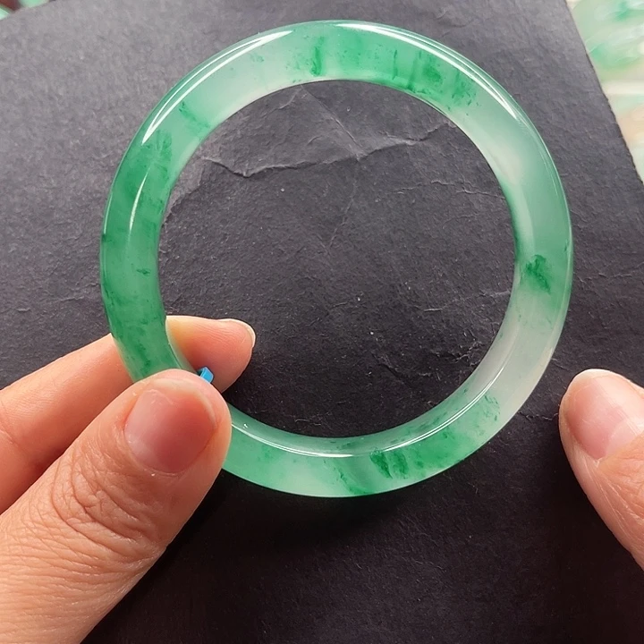 未镶嵌手镯石英质玉
