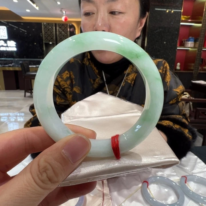 翡翠未镶嵌手镯果绿底飘花55-56