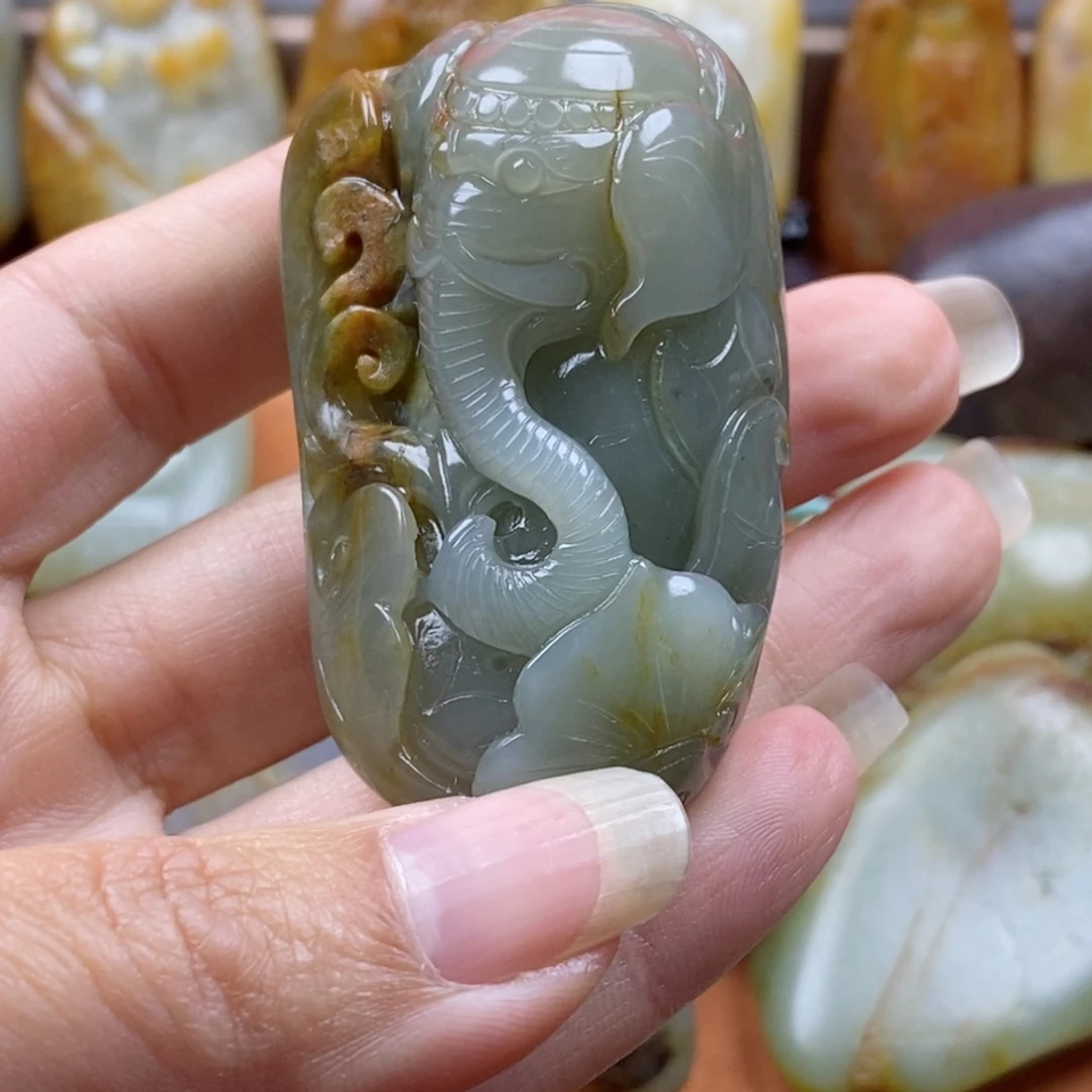 给***的和田玉未镶嵌颈饰