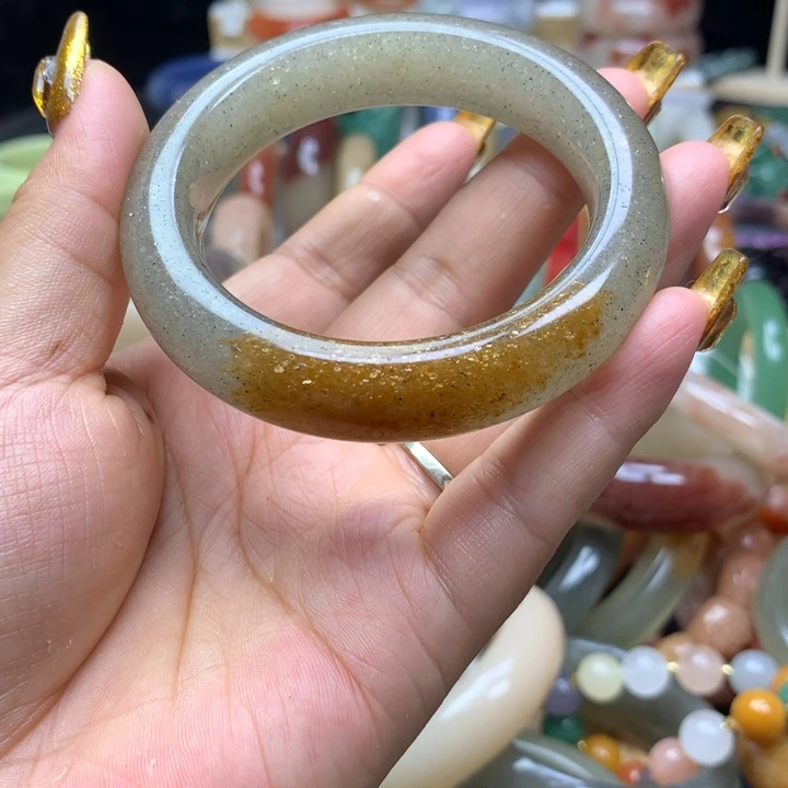 石英质玉手镯未镶嵌就****?