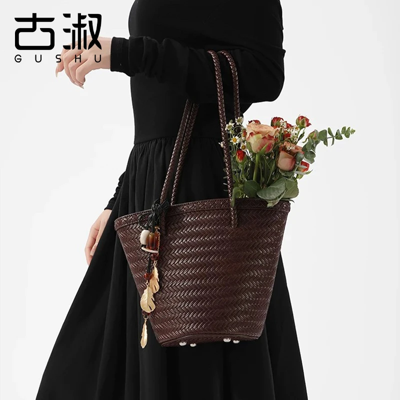 古淑2025新款原创法式复古手工编织水桶包女夏日度假手提菜篮子包