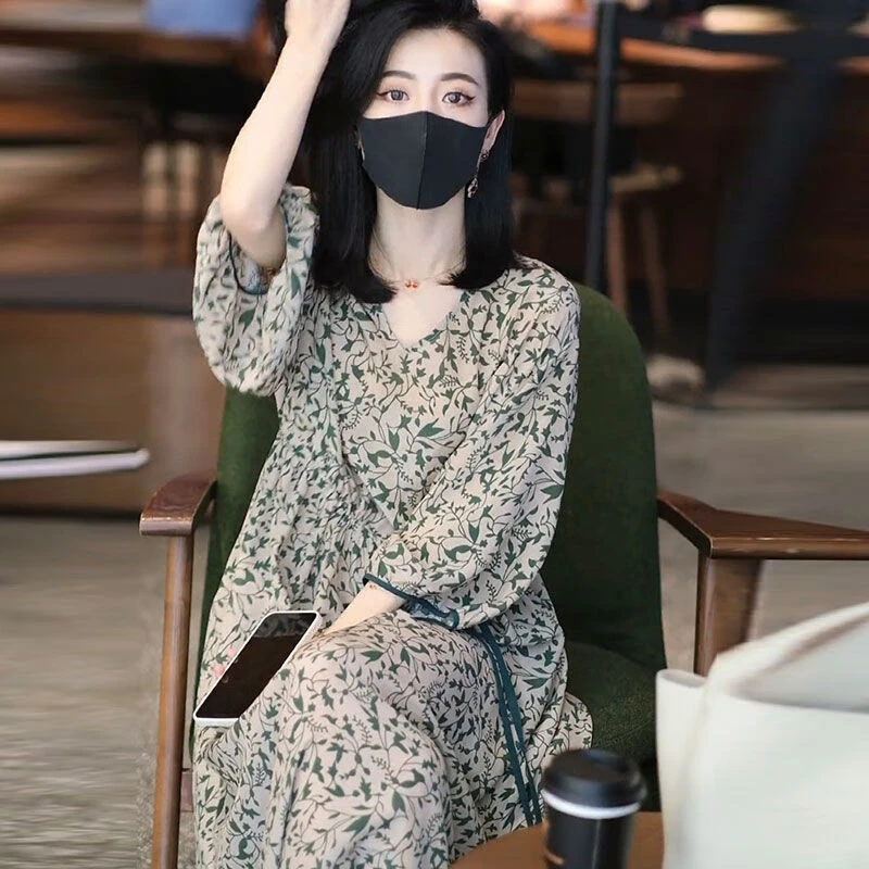 夏季新款七分袖中长款裙子宽松透气绿色印花连衣裙洋气碎花裙子