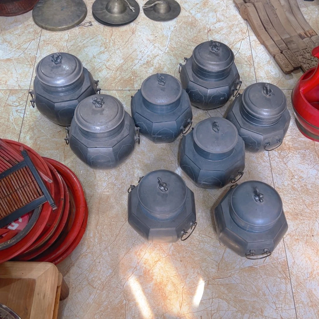 根*地精美刻花茶叶罐